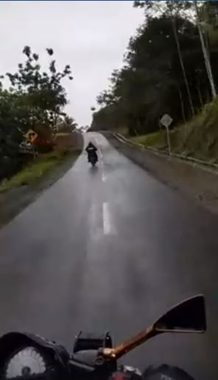 Belajar dari Kasus Moge Masuk Jurang, Ini Pentingnya Pahami Rambu