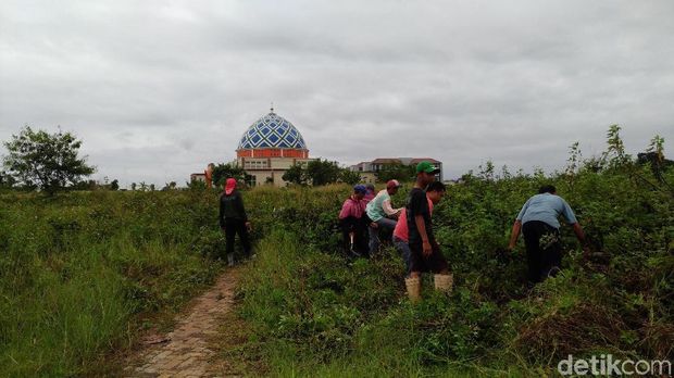 Warga ikut program padat karya yang digelar STPI Curug