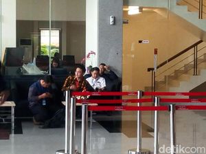 Zumi Zola Kembali Datangi KPK