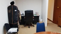 Ruang kerja Sandiaga Uno terletak di lantai dua gedung Balai Kota DKI Jakarta. Letak ruangannya menyempil di sudut kanan ruang rapat Wakil Gubernur.
