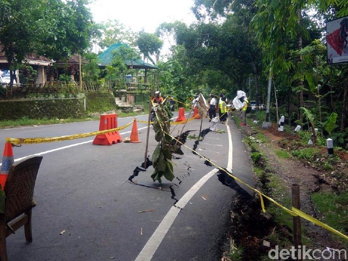 Akibat diguyur hujan deras jalan Yogya-Wonosari di Putat, Patuk ambles