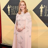 Meski sudah tidak muda, penampilan Laura Linney tetap memukau di karpet merah. Dalam acara yang diadakan Minggu, (21/1/2017) malam waktu setempat itu, ia mengandalkan cape dress keluaran J. Mendel bermotif bulu. Foto: Getty Images
