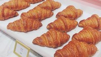 Ini croissant hangat yang gurih renyah, jadi andalan pengunjung menikmati minuman di kafe pinky ini.Foto: Instagram Pink Pool Cafe