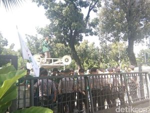Balai Kota Gempa, Mahasiswa Tetap Demo 100 Hari Anies-Sandi