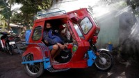 Hujan abu cukup deras mengguyur kawasan sekitar gunung api paling aktif di Filipina itu. Akibatnya, aktivitas di tiga kota yang ada di Provinsi Albay dihentikan. Kantor publik dan swasta diliburkan sementara. Foto: REUTERS/Stringer