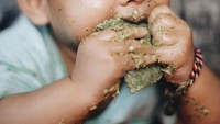 Kawa tampak asyik menikmati makanan yang dibuat oleh sang ibu. Senang ya kalau melihat Kawa lahap menikmati makanannya. Foto: Instagram Andien Aisyah
