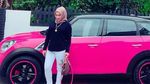 Gaya Hijabers Cantik Malaysia dengan Mobil Mewah
