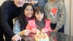 Lihat Momen Seru Ussy Sulistiawaty & Keluarga Saat Menyantap Makanan