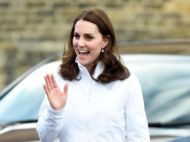 Empat bulan menjelang kelahiran anak ketiganya, Kate Middleton melakukan kunjungan ke sebuah sekolah dasar di London, Inggris, baru-baru ini. (Foto: Stuart C. Wilson/Getty Images)