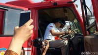 Wakil Gubernur DKI Jakarta Sandiaga Uno memimpin upacara peringatan Bulan Budaya Keselamatan dan Kesehatan Kerja (K3) Gedung Velodrome, Jalan Pulomas Raya, Jakarta Timur, Selasa (23/1/2018).