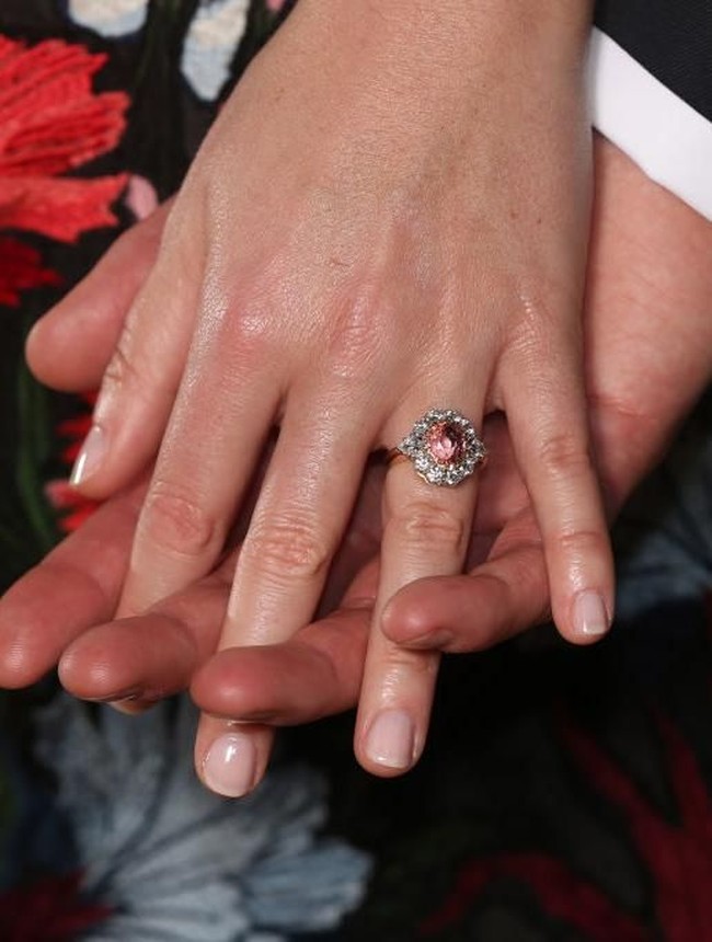 Putri Eugenie of York mengumumkan pertunangannya dengan Jack Brooksbank, Senin (22/1/2018). Cincin dengan batu warna pink salmon melingkari jari manisnya. Cincin Eugenie ini mirip dengan milik sang ibu, Sarah Ferguson, saat bertunangan dengan Pangeran Andrew pada 1986. Foto: Getty Images