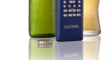 Remote ini memliki fungsi lain, yaitu membuka botol minuman. (Foto: Brightside)