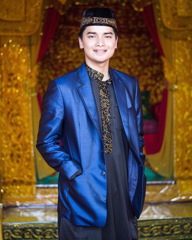 Muhammad Alvin Faiz adalah putra dari Ustad Arifin Ilham. Alvin pernah menjadi perbincangan di dunia maya ketika menikahi wanita keturunan Tionghoa yang telah menjadi mualaf bernama larissa Chou. Saat itu usianya baru 17 tahun. Foto: Instagram