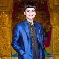 Muhammad Alvin Faiz adalah putra dari Ustad Arifin Ilham. Alvin pernah menjadi perbincangan di dunia maya ketika menikahi wanita keturunan Tionghoa yang telah menjadi mualaf bernama larissa Chou. Saat itu usianya baru 17 tahun. Foto: Instagram