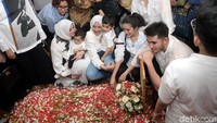 Sys NS dimakamkan di TPU Jeruk Purut. Foto: Noel/detikHOT
