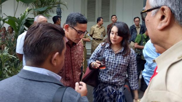 akhirnya melakukan rapat kecil dengan jajarannya di halaman Balai Kota untuk menghindari gempa susulan. 