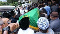 Pada sore tadi jenazah Sys NS baru tiba di rumah duka.