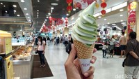 Usai belanja dan makan, jangan langsung pulang. Sempatkan jajan es krim lembut yang juga jadi ciri khas supermarket ini. Es krim cone kombinasi rasa vanila dan greentea ini harganya cuma Rp 10 ribu. Yummy! Foto: detikfood