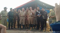 Foto: Anies mengenakan seragam dinas coklat dan sepatu boots warna hijau. Fotografer: Aditya Fajar/ detikcom
