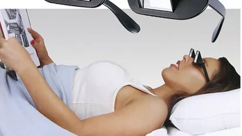 Tetap bisa membaca meski dalam posisi tidur lurus dan buku di bawah, karena kacamatanya ada cerminnya. (Foto: Brightside)