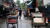Seperti di beberapa daerah, Jakarta Utara dan Jakarta Barat ini, becak memang masih menjadi moda transportasi menuju ke pemukiman warga. Biasanya mereka ada di gang dan jalan-jalan sempit Ibukota. Grandyos Zafna/detikcom.