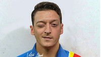 Lagi-lagi seragam mini market menyasar Mesut Ozil. Foto: Meme orang terkenal / Instagram/victorahmadd
