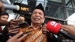 Usai Diperiksa KPK, Wali Kota Mojokerto Tertawa