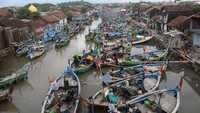 Pada musim baratan saat ini nelayan setempat tidak dapat melaut hingga beberapa bulan akibat gelombang tinggi mencapai dua meter lebih. Kondisi tersebut menjadi masa paceklik bagi nelayan. Yusuf Nugroho/Antara Foto.