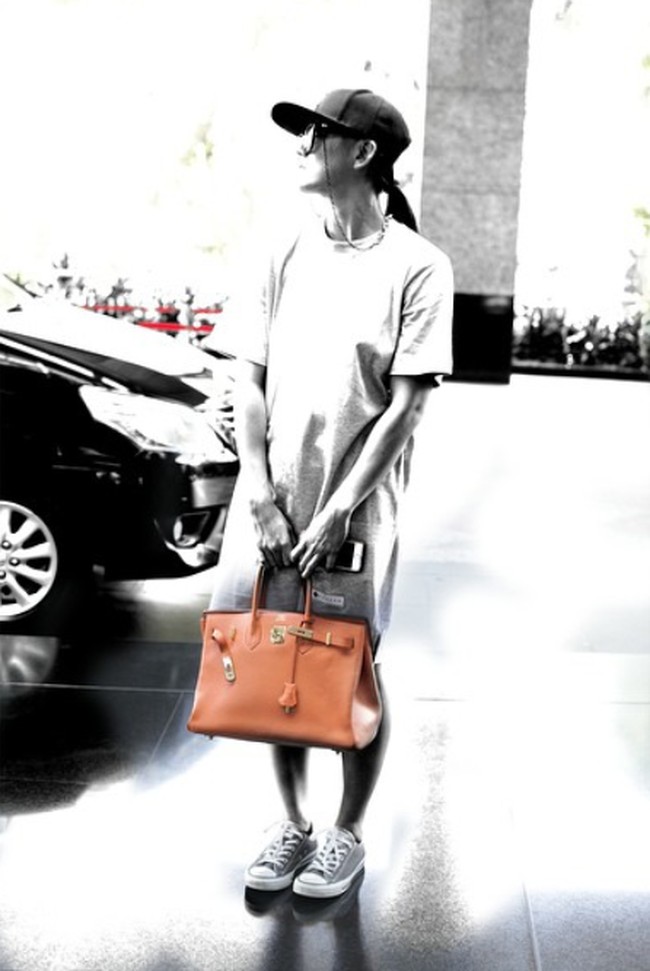 Tas Hermes Birkin seharga Rp 368 juta kembali menemani Agnez saat tampil casual memakai dress selutut dan topi. Foto: Youtube, Instagram