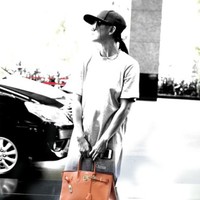 Tas Hermes Birkin seharga Rp 368 juta kembali menemani Agnez saat tampil casual memakai dress selutut dan topi. Foto: Youtube, Instagram