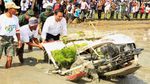 Naik Traktor hingga Masuk Sawah, Mentan Cek Panen Padi di Jatim-Jateng