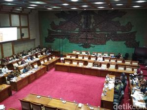 Sri Mulyani Rapat dengan DPR Bahas RUU PNBP