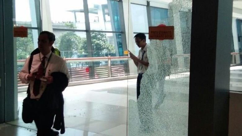 Gempa 6,1 SR, Pintu Kaca di Bandara Soekarno-Hatta Pecah Gempa 6,1 SR, Pintu Kaca di Bandara Soekarno-Hatta Pecah