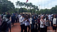 Pegawai Kementerian BUMN berhamburan ke luar gedung, Selasa (23/1/2018).