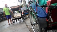 Beberapa tukang becak menanti penumpang yang akan menggunakan jasanya itu. Tak sedikit dari warga yang juga terbantu dengan moda transportasi beroda tiga ini. Grandyos Zafna/detikcom.