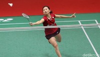 Debby berusaha mengembalikan shuttlecock.