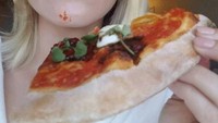 Aktris kondang asal Amerika ini yang mengisi suara tokoh Anna di film kartun Frozen. Terlihat sedang selfie saat makan pizza. Lihat pasta pizzanya sampai menempel di dagu! Foto: Istimewa