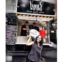 Jualan kaki lima juga dipilih Yuni Shara sebagai bisnis sampingan. Berbeda dengan artis-artis lain, Yuni memilih konsep food truck yang kekinian. Food truck kaki lima yang menjual masakan rumahan ini bisa ditemui di daerah Kemang, Jakarta Selatan. Foto: Instagram