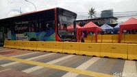 Bus Tanah Abang Explorer beroperasi seperti hari normal biasanya. Kehadiran bus ini menggantikan angkutan kota (angkot) untuk warga yang ingin menelusuri kawasan Tanah Abang.