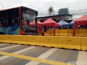 Normal di Tanah Abang: TransJ Explorer Melintas, PKL Berjualan