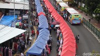 Tenda warna merah dan biru yang digunakan para PKL berjualan berdiri berjajar di Jalan Jati Baru Raya.  Lamhot Aritonang/detikcom.
