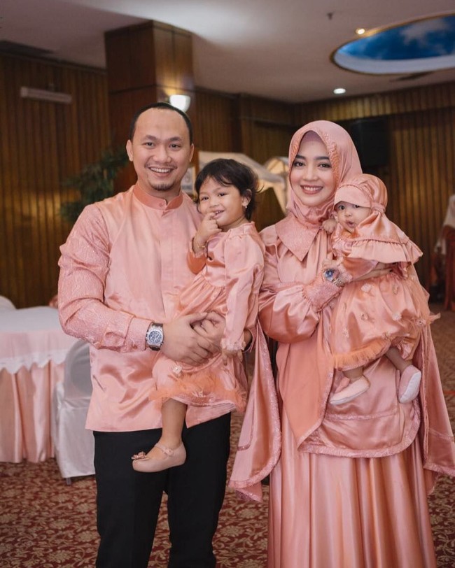 Nuri Maulida pernah bertunangan dengan pria Malaysia, Muhammad Adam Yahya, pada 2013. Hubungan mereka kandas dan kini Nuri menikah dengan Pandu Kusuma Dewangsa. Foto: Instagram