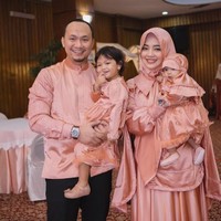 Nuri Maulida pernah bertunangan dengan pria Malaysia, Muhammad Adam Yahya, pada 2013. Hubungan mereka kandas dan kini Nuri menikah dengan Pandu Kusuma Dewangsa. Foto: Instagram