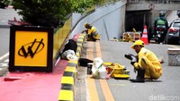 Satu lajur jalan ditutup karena ada pengecatan underpass dan separator.