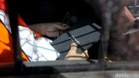 Setya Novanto terus memegangi buku hariannya itu.