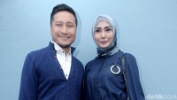 Keduanya menceritakan bahwa semenjak berhijab banyak tawaran pekerjaan yang datang menghampiri Fenita. Pool/Noel/detikFoto.