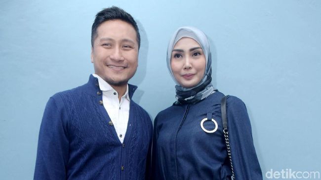 Cara Lucu nan Romantis Arie Untung Ungkapkan Cinta pada Istri