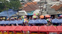 Badan Jalan Jatibaru, Tanah Abang, tetap dipakai untuk PKL menjualkan barangnya.
