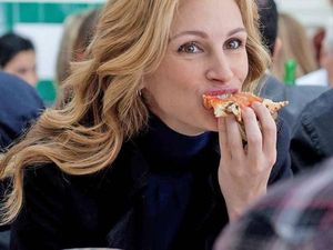 Begini Gaya 10 Selebriti Hollywood Menyantap Pizza Favortinya
