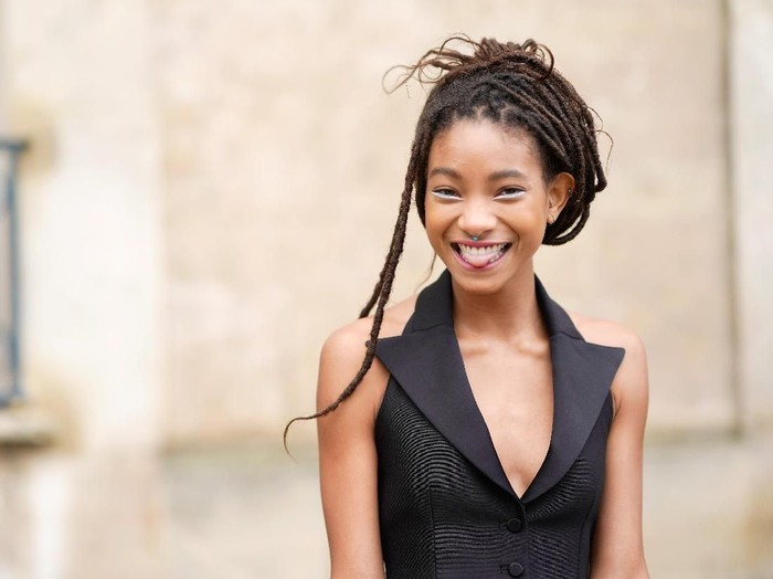 Willow Smith di Fashion Show Dior Couture 2018 LOS ANGELES, CA - AUGUST 19: Willow Smith at the 2017 NYX Professional Makeup FACE Awards at The Shrine Auditorium on August 19, 2017 in Los Angeles, California. (Photo by Phillip Faraone/Getty Images for NYX Professional Makeup )